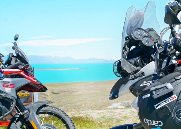 motocykle motul tour na tle jeziora lago argentino